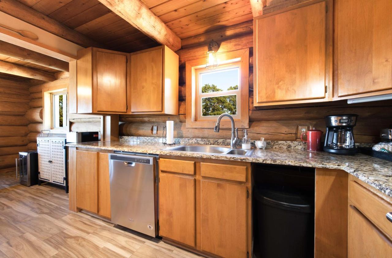 Rowland Log Cabin Home Lyle Bagian luar foto
