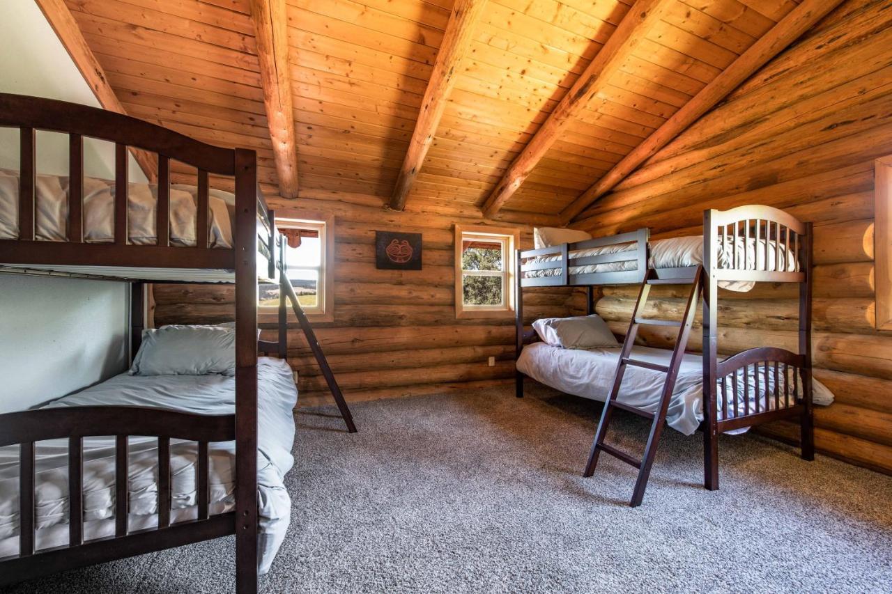 Rowland Log Cabin Home Lyle Bagian luar foto